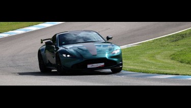 Stage de pilotage Aston Martin Vantage F1® Edition au Circuit du Laquais. Offrez un bon cadeau pilotage valable 1 an.