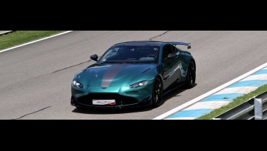 Stage de pilotage Aston Martin Vantage F1® Edition au Circuit du Laquais. Offrez un bon cadeau pilotage valable 1 an.