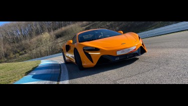 Stage de pilotage McLaren Artura au Circuit du Laquais. Offrez un bon cadeau pilotage.