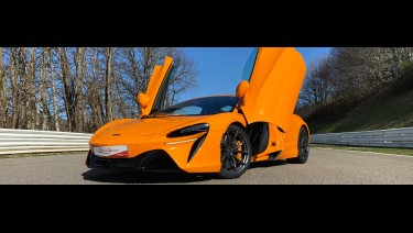 Stage de pilotage McLaren Artura au Circuit du Laquais. Offrez un bon cadeau pilotage.