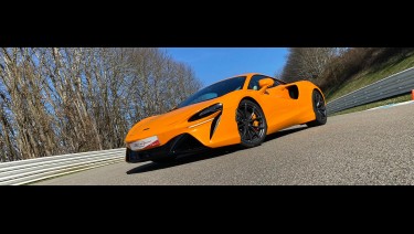 Stage de pilotage McLaren Artura au Circuit du Laquais. Offrez un bon cadeau pilotage.