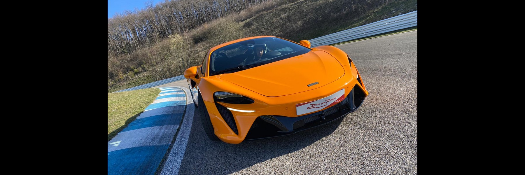 Stage de pilotage McLaren Artura au Circuit du Laquais. Offrez un bon cadeau pilotage.