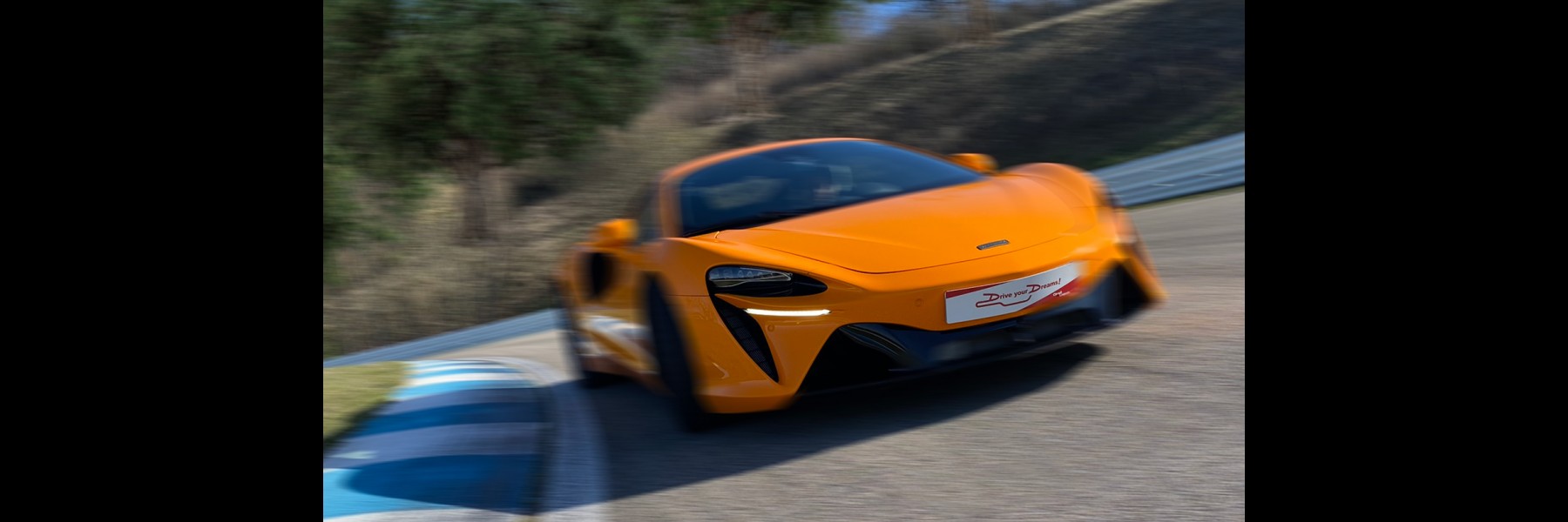Stage de pilotage McLaren Artura au Circuit du Laquais. Offrez un bon cadeau pilotage.