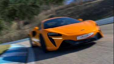 Stage de pilotage McLaren Artura au Circuit du Laquais. Offrez un bon cadeau pilotage.