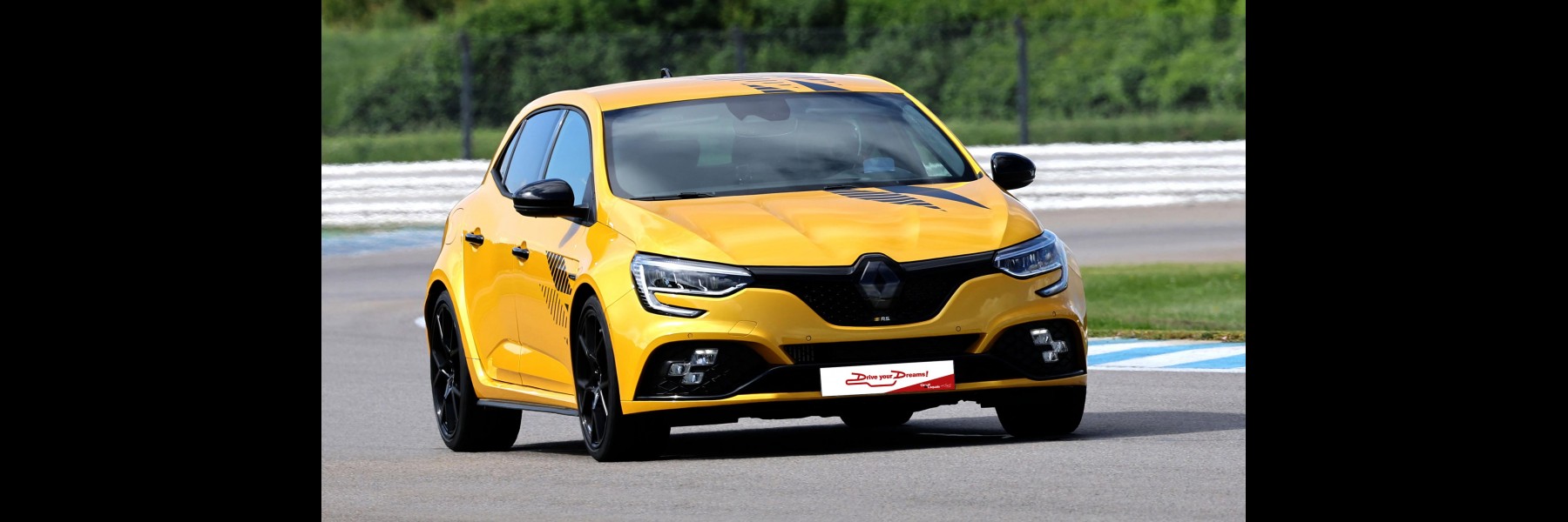 Stage coaching pilotage au volant de la Mégane 4 RS au Circuit du Laquais. Offrez un coffret cadeau pour piloter.
