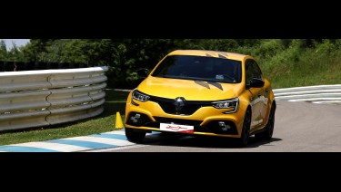 Stage coaching pilotage au volant de la Mégane 4 RS au Circuit du Laquais. Offrez un coffret cadeau pour piloter.