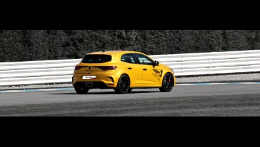 Stage coaching pilotage au volant de la Mégane 4 RS au Circuit du Laquais. Offrez un coffret cadeau pour piloter.