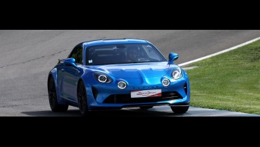 Pilotez une Alpine A110 su Circuit du Laquais avec un coaching pilotage ! Offrez un coffret cadeau pour piloter sur Circuit.
