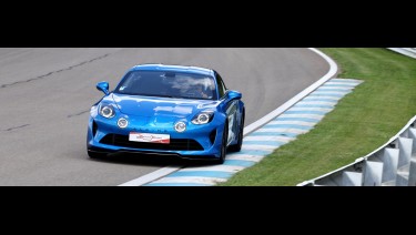 Pilotez une Alpine A110 su Circuit du Laquais avec un coaching pilotage ! Offrez un coffret cadeau pour piloter sur Circuit.