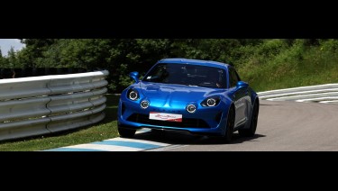 Pilotez une Alpine A110 su Circuit du Laquais avec un coaching pilotage ! Offrez un coffret cadeau pour piloter sur Circuit.