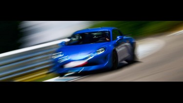 Pilotez une Alpine A110 su Circuit du Laquais avec un coaching pilotage ! Offrez un coffret cadeau pour piloter sur Circuit.