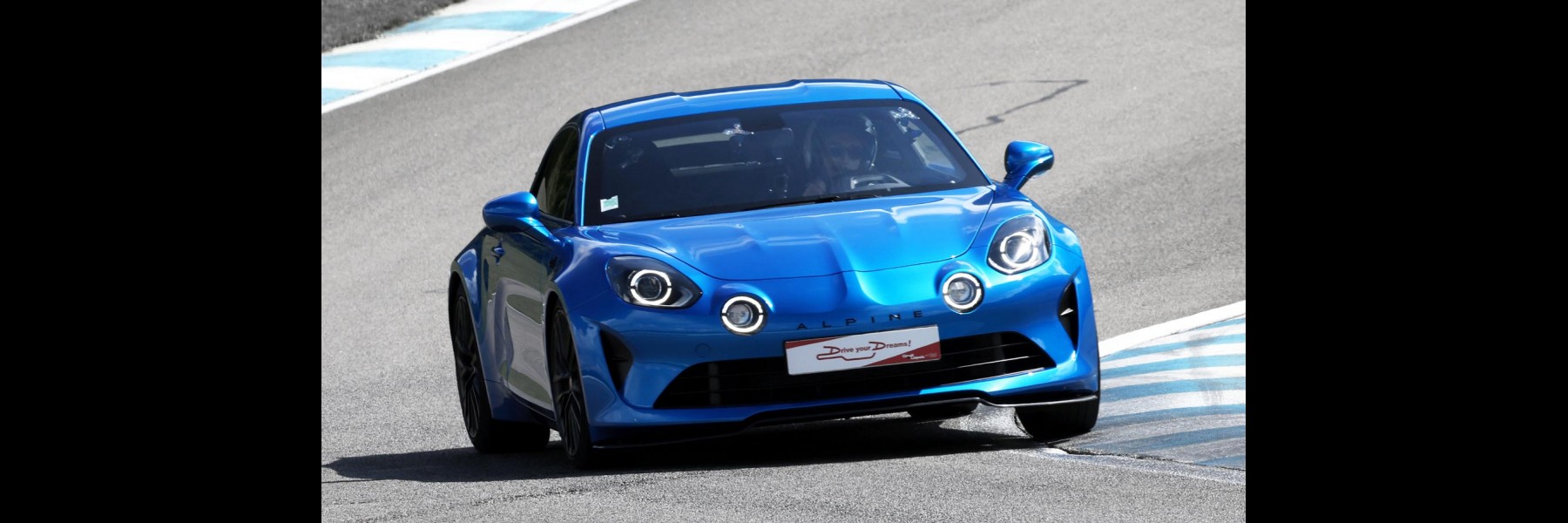 Stage de pilotage Alpine A110S au Circuit du Laquais. Offrez un bon cadeau pour piloter sur le circuit du Laquais.