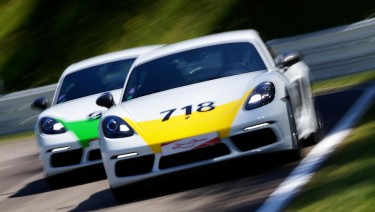 Offrez un stage de pilotage au Circuit du Laquais au volant d'une Porsche Cayman 718T.