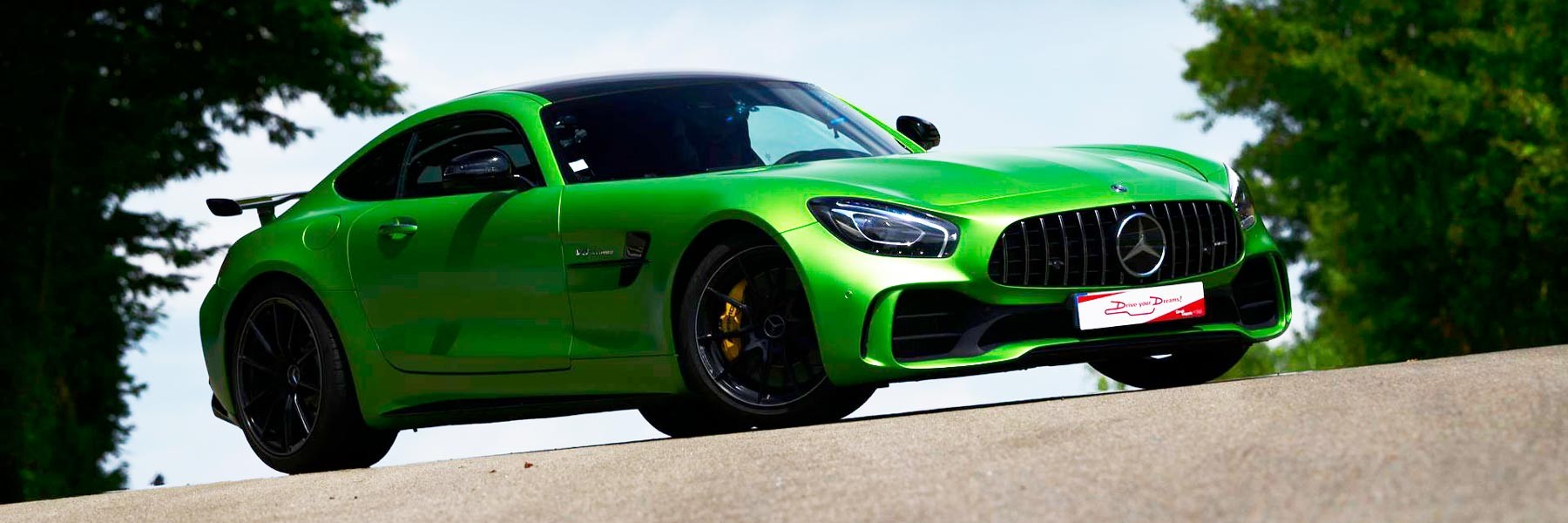 Offrez un bon cadeau pilotage au volant de la magnifique Mercedes AMG GTR sur la piste du Circuit du Laquais. Offrez un bon cadeau pilotage au volant de la magnifique Mercedes AMG GTR sur la piste du Circuit du Laquais.