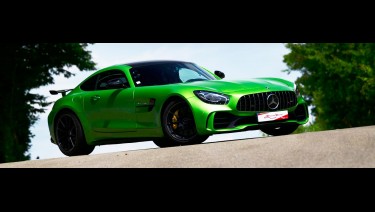 Offrez un bon cadeau pilotage au volant de la magnifique Mercedes AMG GTR sur la piste du Circuit du Laquais.