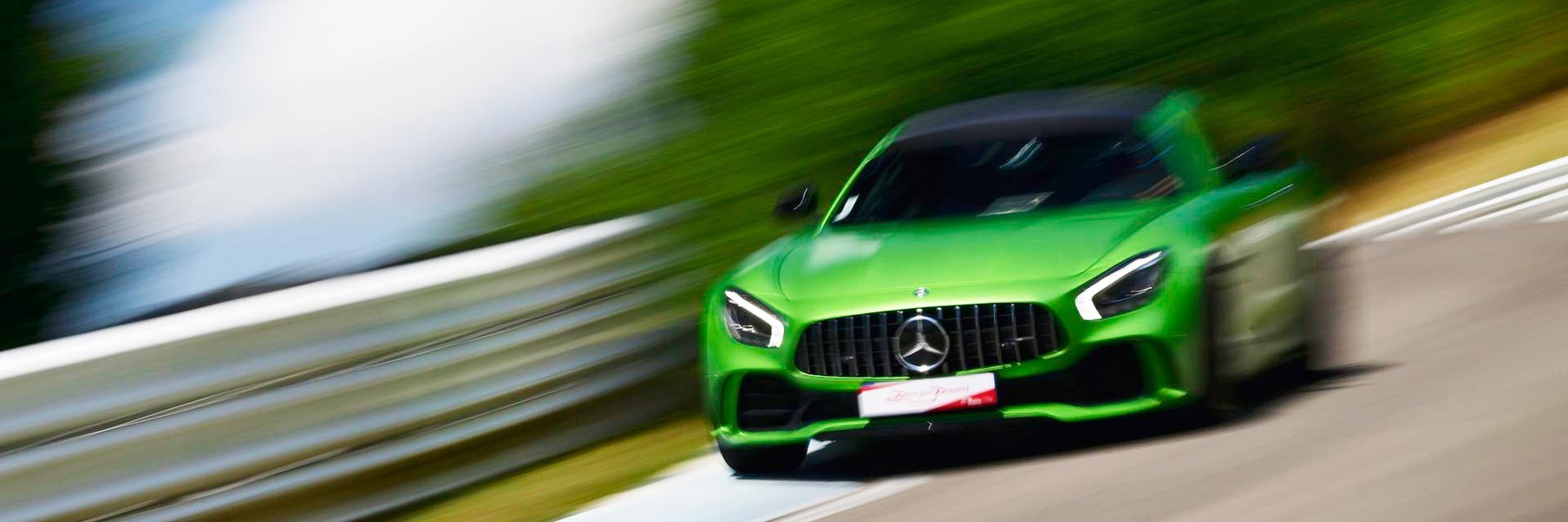 Offrez un bon cadeau pilotage au volant de la magnifique Mercedes AMG GTR sur la piste du Circuit du Laquais. Offrez un bon cadeau pilotage au volant de la magnifique Mercedes AMG GTR sur la piste du Circuit du Laquais.