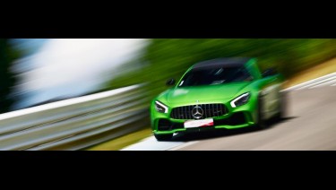 Offrez un bon cadeau pilotage au volant de la magnifique Mercedes AMG GTR sur la piste du Circuit du Laquais.