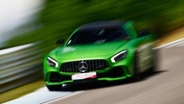 Offrez un bon cadeau pilotage au volant de la magnifique Mercedes AMG GTR sur la piste du Circuit du Laquais.