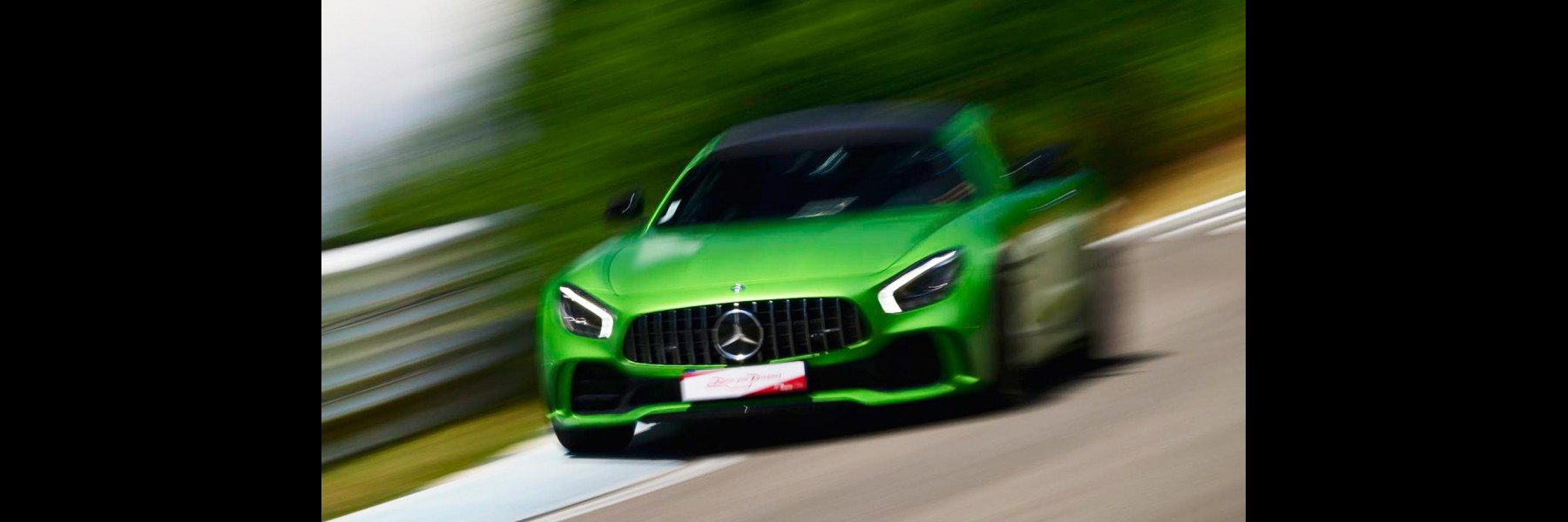 Offrez un bon cadeau pilotage au volant de la magnifique Mercedes AMG GTR sur la piste du Circuit du Laquais.