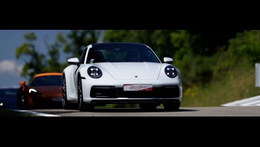 Stage de pilotage Ferrari F8 Tributo + Porsche 911 Carrera S. Offrez un bon cadeau pour piloter sur le Circuit du Laquais.