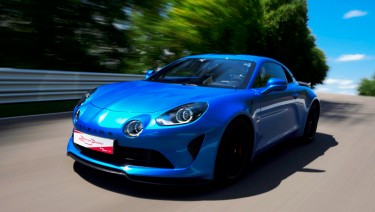 Pilotez une Alpine A110 su Circuit du Laquais avec un coaching pilotage ! Offrez un coffret cadeau pour piloter sur Circuit.