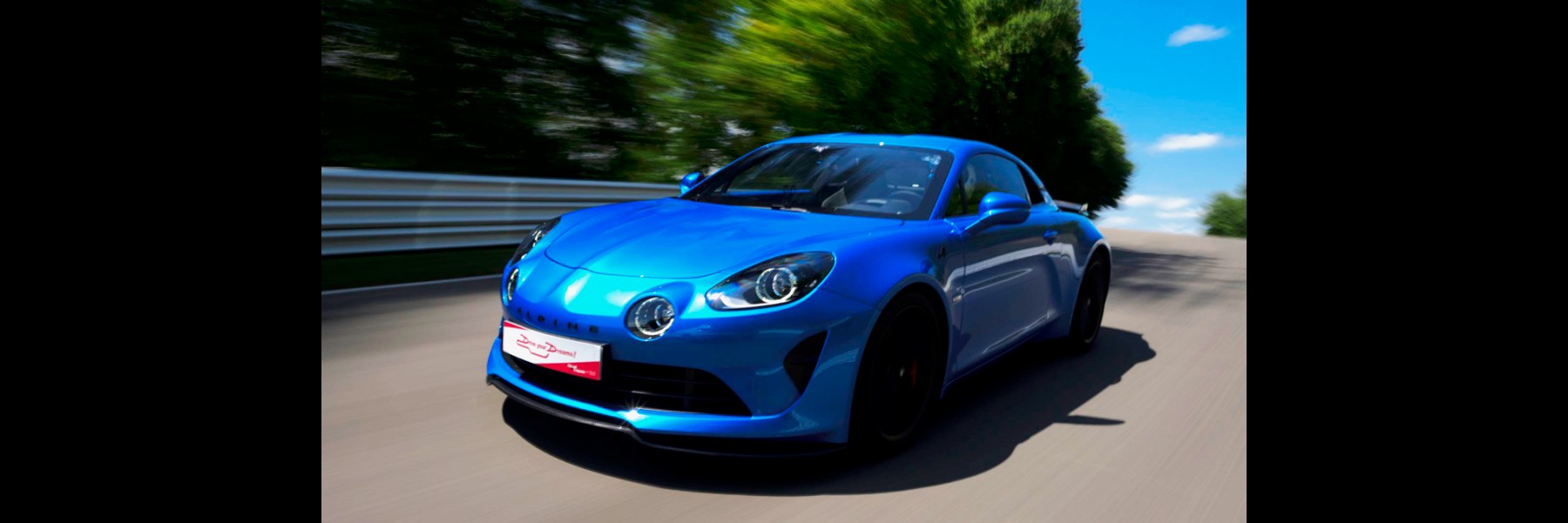 Pilotez une Alpine A110 su Circuit du Laquais avec un coaching pilotage ! Offrez un coffret cadeau pour piloter sur Circuit.