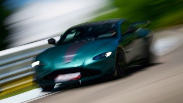 Stage de pilotage Aston Martin Vantage F1® Edition au Circuit du Laquais. Offrez un bon cadeau valable 1 an.