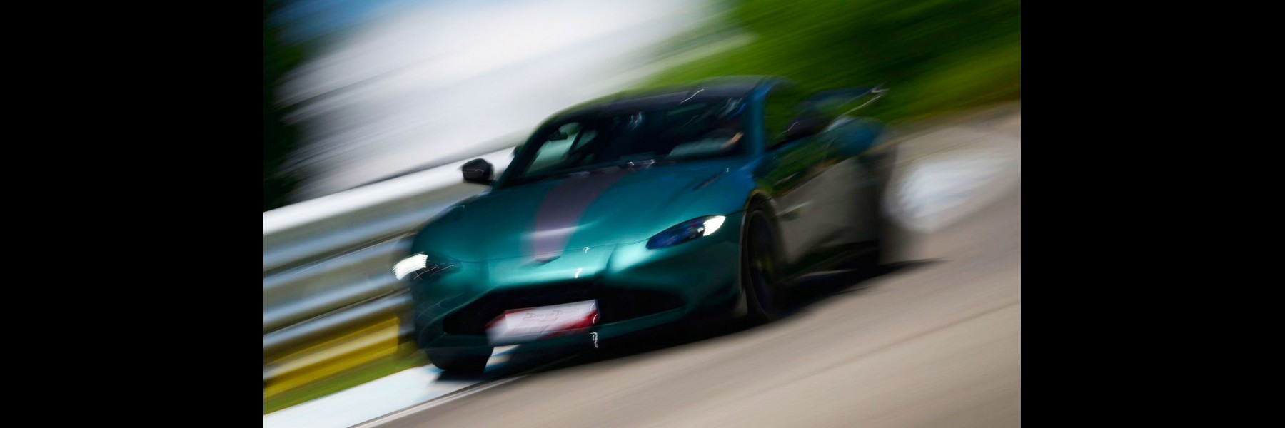 Stage de pilotage Aston Martin Vantage F1® Edition au Circuit du Laquais. Offrez un bon cadeau valable 1 an.