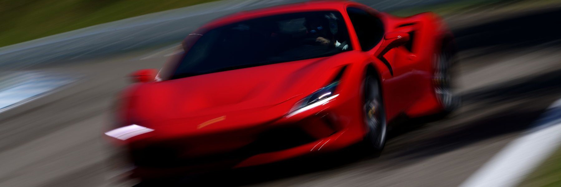 Pilotez une Ferrari F8 Tributo et une Aston Martin Vantage ! Offrez un bon cadeau valable 1 an sur le Circuit du Laquais.