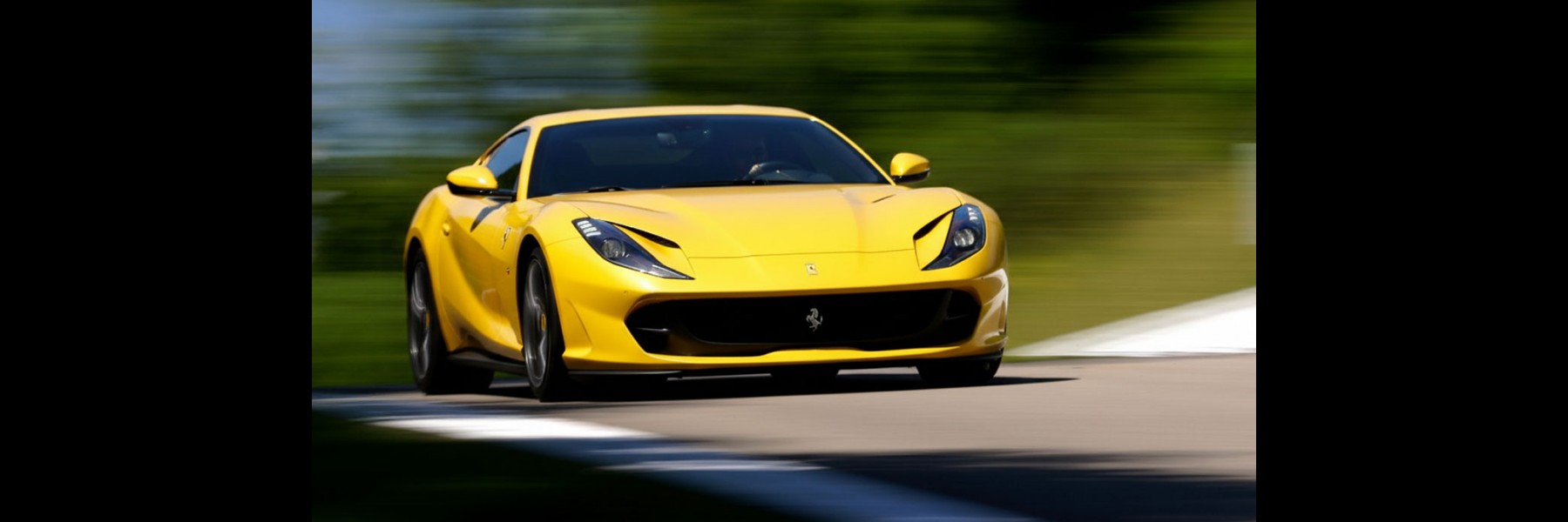 Stage de pilotage avec location d'une Ferrari 812 Superfast sur le circuit du Laquais.