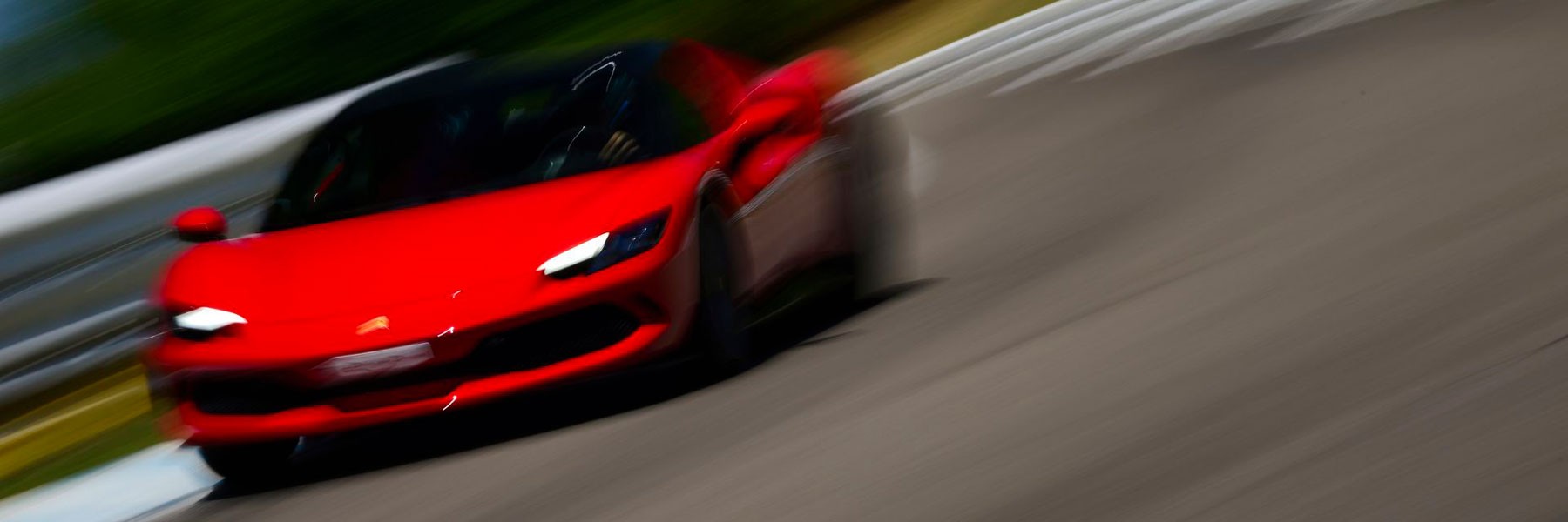 Pilotez notre Ferrari 296 GTS et une McLaren Artura sur le Circuit du Laquais. Offrez un bon cadeau.