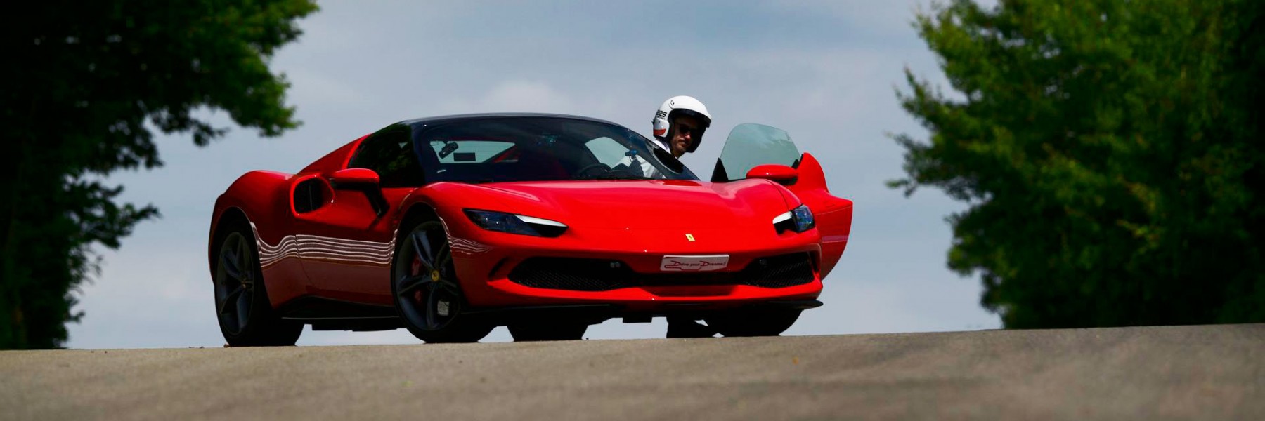 Pilotez notre Ferrari 296 GTS et une McLaren Artura sur le Circuit du Laquais. Offrez un bon cadeau.