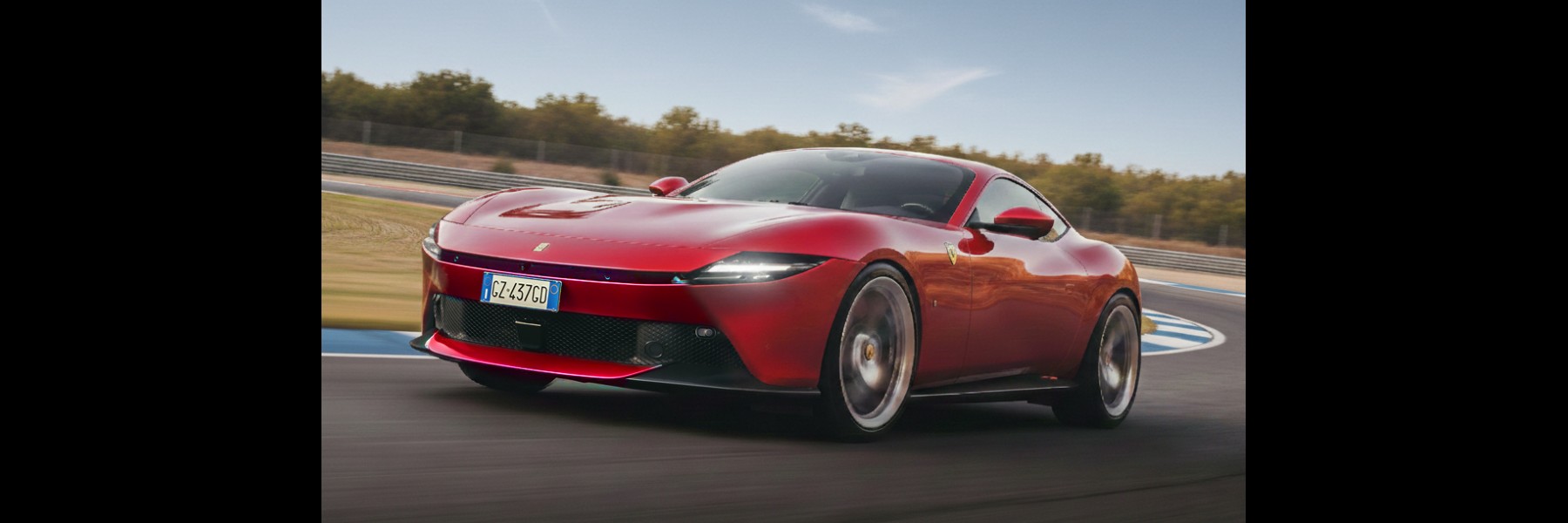 Offrez un stage de pilotage au Circuit du Laquais au volant d'une voiture d'exception la Ferrari Amalfi avec ses 640ch