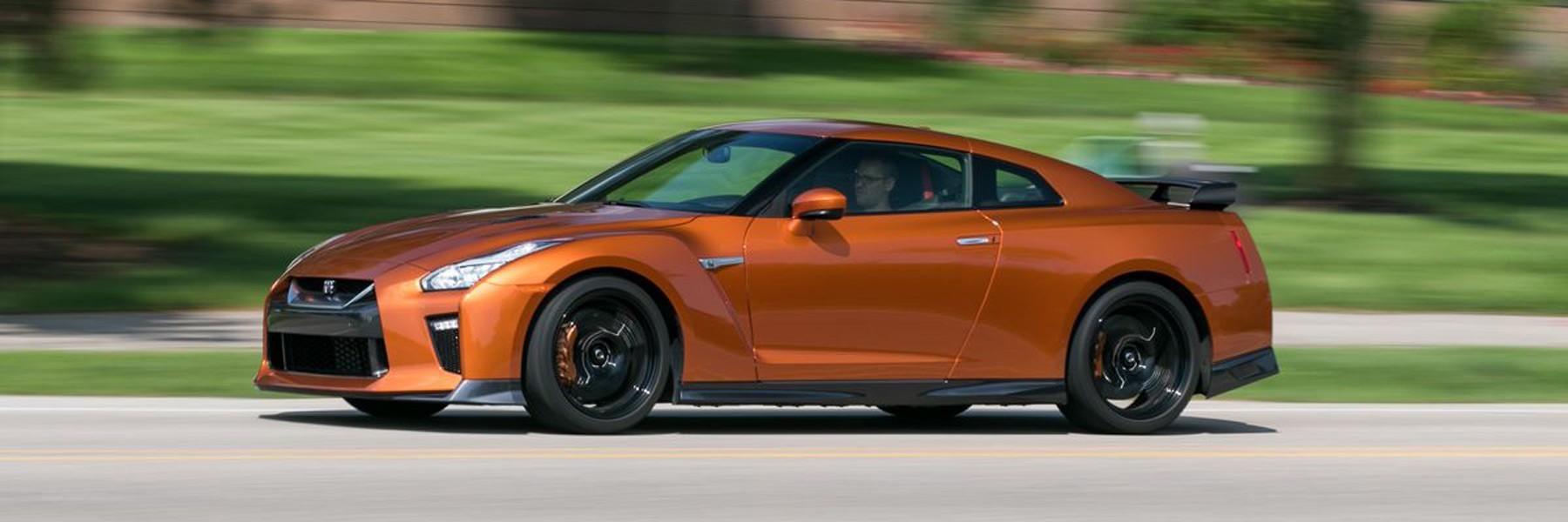 Nissan GT-R & Mercedes AMG GT R driving experience at Circuit du Laquais