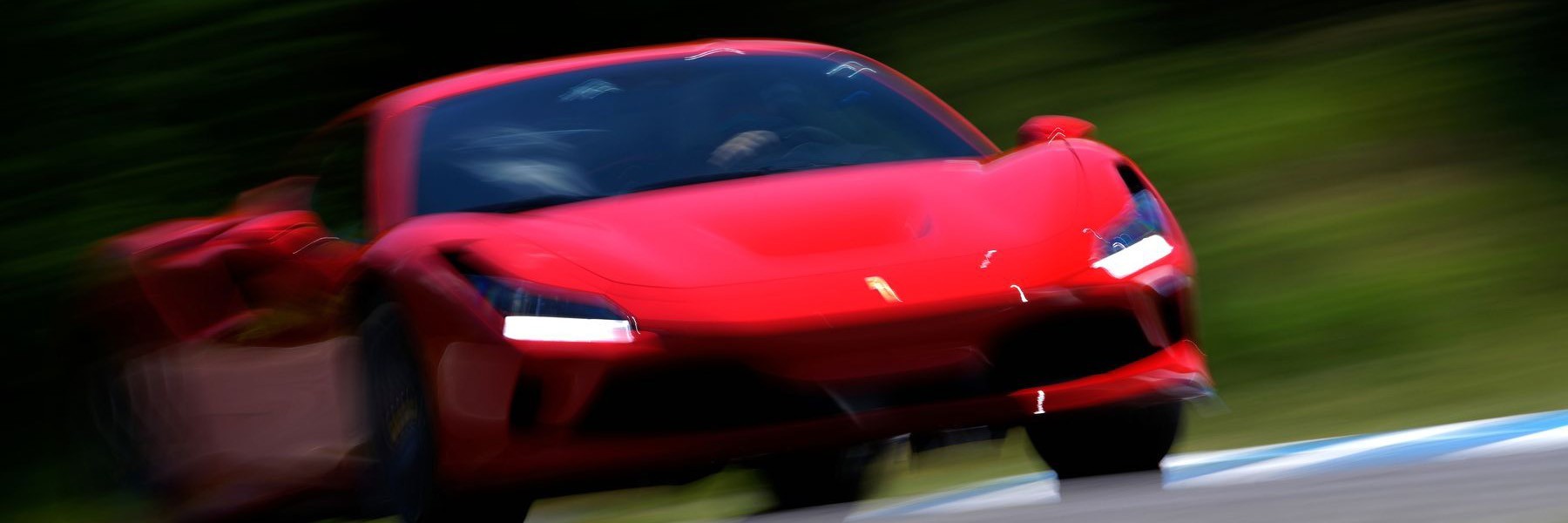 Offrez un bon cadeau pilotage au volant d'une Ferrari et Lamborghini au Circuit du Laquais.