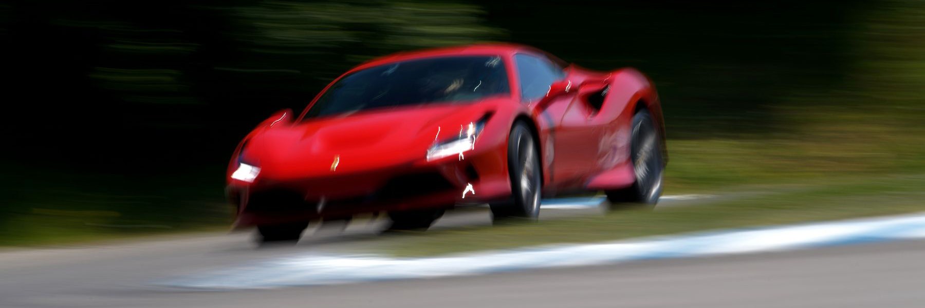 Pilotez une Ferrari F8 Tributo et une Mercedes AMG GT R au Circuit du Laquais. Offrez un bon cadeau valable 1 an